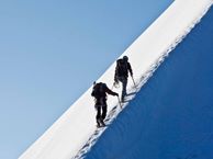 Dritter Schritt eines systematischen Vorgehens: Umsetzen und verbessern. Im Bild: Zwei Bersteiger erklimmen einen steilen schneebedeckten Gipfel.