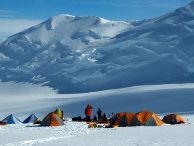 Was wir für Sie tun können: Projekte managen. Im Bild: Das Basislager einer Expedition vor der Erklimmung eines Gipfels am Südpol.