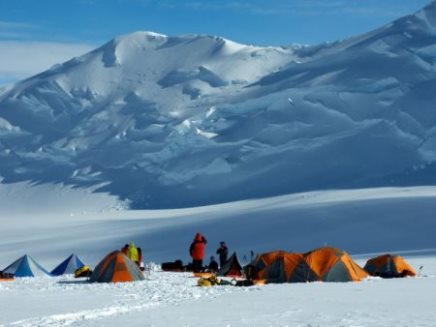 Was wir fr Sie tun knnen: Projekte managen. Im Bild: Das Basislager einer Expedition vor der Erklimmung eines Gipfels am Sdpol.