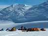 Was wir fr Sie tun knnen: Projekte managen. Im Bild: Das Basislager einer Expedition vor der Erklimmung eines Gipfels am Sdpol.