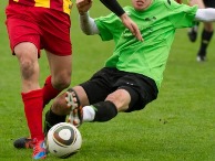 Was wir fr Sie tun knnen: In die Bresche springen. Im Bild: Zur Rettung der Situation grtscht ein Spieler in den Ball.