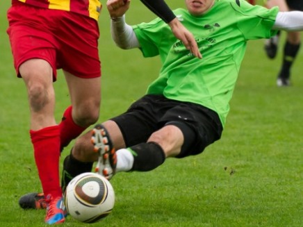 Was wir fr Sie tun knnen: In die Bresche springen. Im Bild: Zur Rettung der Situation grtscht ein Spieler in den Ball.