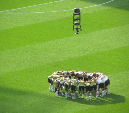 Qualitt und Unternehmensorganisation: Team zeigt Geschlossenheit. Im Bild: Spielerkreis bei einem Fussballspiel.