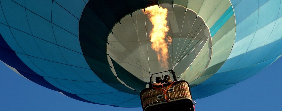 Qualitt und Ressourcen: Wichtig sind Rssourcenqualitt und Ressourceneffizienz. Im Bild: Ein Heiluftballon kann durch sorgfltige Auswahl und Pflege des Ballons und durch sparsamen Einsatz des Heizgases sehr weit fliegen.